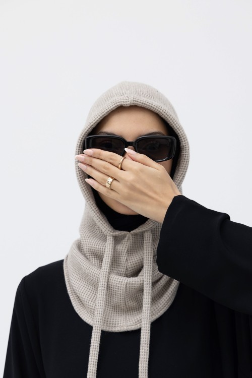 x  Cagoule en maille côtelée greige